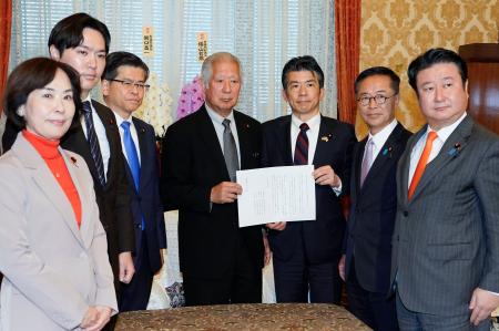 森衆院議長（中央）に申し入れ文書を手渡した中道改革連合の重徳国対委員長（右から３人目）ら＝４日午後、国会