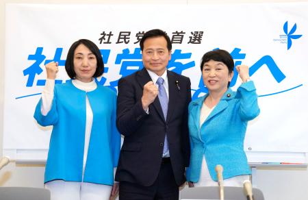 社民党党首選の記者会見を前に、ポーズをとる（右から）福島党首、ラサール石井副党首、大椿裕子元参院議員＝４日午後、国会