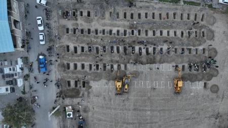 ２日、イラン南部ホルムズガン州で並べられた犠牲者の墓（イラン当局提供・ロイター＝共同）