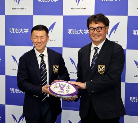 明大ラグビー部の新監督に昇格する高野彬夫ヘッドコーチ（左）と、退任する神鳥裕之監督＝４日、東京都内