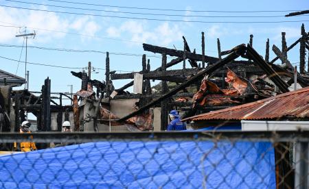 女性の遺体が見つかった住宅火災現場＝４日午後１時５４分、千葉県茂原市