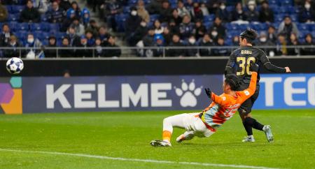 Ｇ大阪―ラチャブリ　後半、同点ゴールを決めるＧ大阪・名和田（右）＝パナスタ