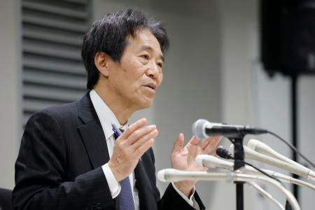 記者会見する清算人の伊藤尚弁護士=4日夜、東京都中央区