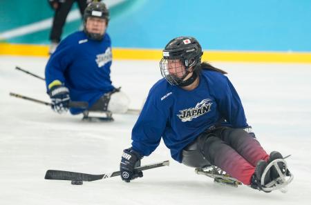 練習するパラアイスホッケーの福西（右）＝ミラノ（共同）