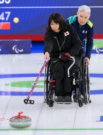 日本―中国　第１エンド、ショットを放つ小川亜希＝コルティナダンペッツォ（共同）