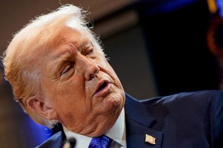 米連邦最高裁の判決を受け、ホワイトハウスで記者会見するトランプ米大統領＝２月、ワシントン（ロイター＝共同）