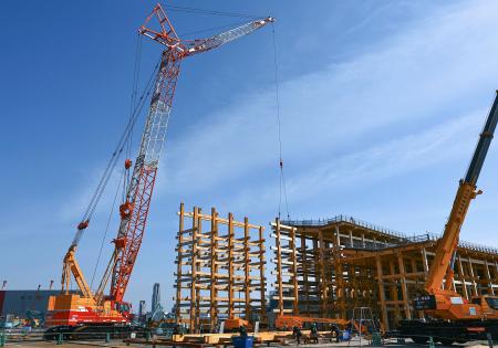 大阪・関西万博会場跡地で進む大屋根リングの解体作業＝５日午後、大阪市此花区の夢洲