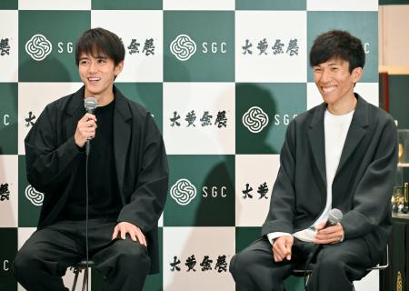 対談する陸上男子マラソンの大迫傑（左）と鈴木健吾＝５日、神戸市