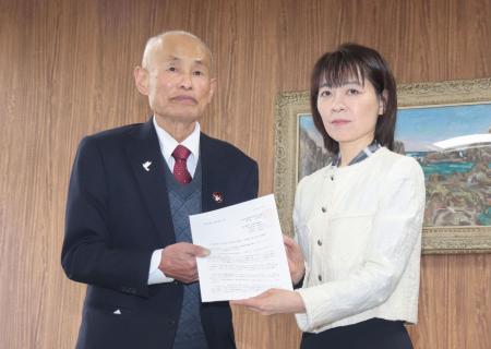 広島県庁で横田美香知事（右）に要請書を手渡す県被団協の箕牧智之理事長＝５日午後