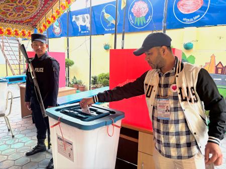 ５日、ネパール・カトマンズで投票する有権者（共同）