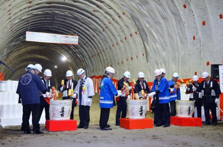 鏡開きで二ツ森トンネルの貫通を祝う出席者=5日、北海道仁木町