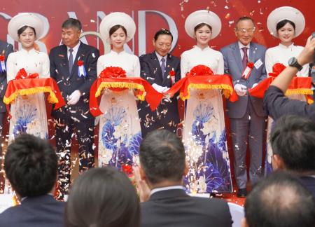 ５日、ベトナム・ハノイで開かれたスーパーホテルの開業式典で登壇する山本梁介会長（右から２人目）ら（共同）