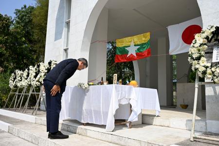 　５日、ミャンマー・ヤンゴンの日本人墓地で開かれた追悼式で献花する遺族（共同）