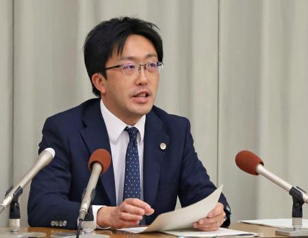 三重県立高での「いじめ重大事態」について報告書を公表し、記者会見する調査委員長の白山雄一郎弁護士=5日午後、三重県庁