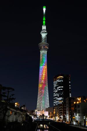 ＷＢＣ開催を記念し、レインボーカラーにライトアップされた東京スカイツリー＝５日午後、東京都墨田区