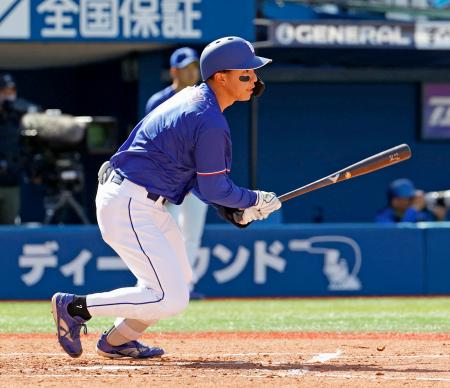 　３回、中日・福永が適時打を放つ＝横浜