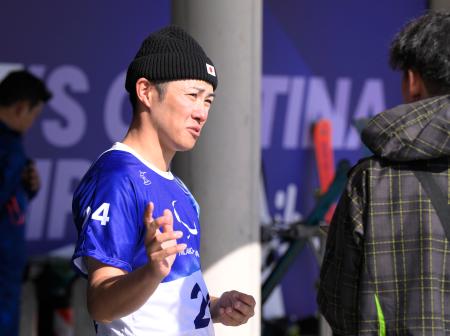 公式練習を終え、取材に応じる小須田潤太＝コルティナダンペッツォ（共同）