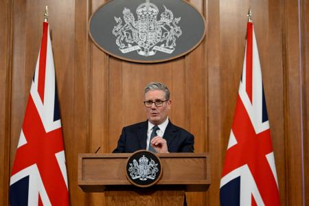 記者会見するスターマー英首相＝５日、ロンドン（ロイター＝共同）