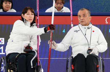 　日本―韓国　第２エンド、作戦を練る小川亜希（左）、中島洋治組＝コルティナダンペッツォ（共同）