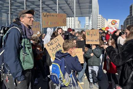 ５日、ベルリン中心部で、ドイツの兵役法に反対するデモに参加した若者ら（共同）