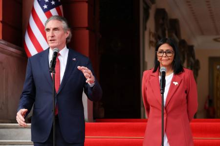 米国のバーガム内務長官（左）の隣に立つ、ベネズエラのロドリゲス暫定大統領＝４日、カラカス（ロイター＝共同）