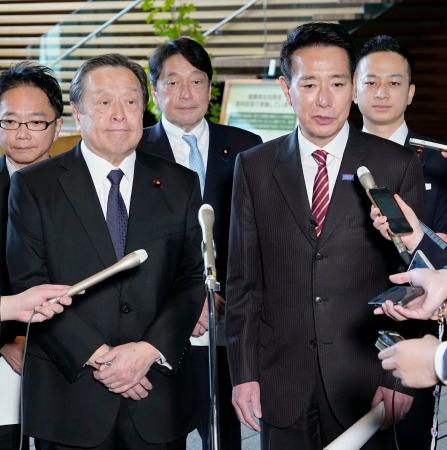 高市首相と面会後、記者団の取材に応じる自民党の浜田靖一（手前左）、日本維新の会の前原誠司（同右）両安全保障調査会長＝６日午前、首相官邸