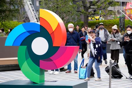 　ＷＢＣ日本代表の初戦を前に、東京ドーム前で撮影する人ら＝６日、東京都文京区