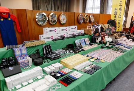 税関で輸入を差し止められた偽ブランド品などの知的財産侵害物品＝６日午後、財務省