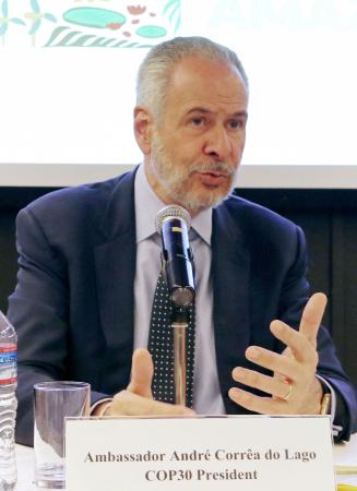 記者会見するアンドレ・コレアドラゴ氏＝６日午前、東京都港区のブラジル大使館