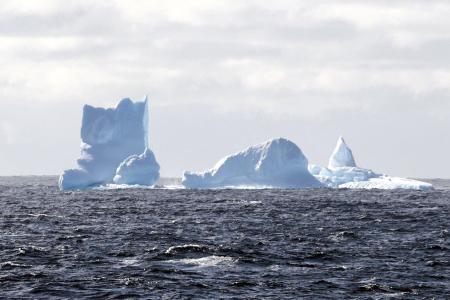南極観測船「しらせ」の近くには、ぽつぽつと氷山が浮いていた＝６日、東南極のトッテン氷河沖（南極観測隊同行記者）