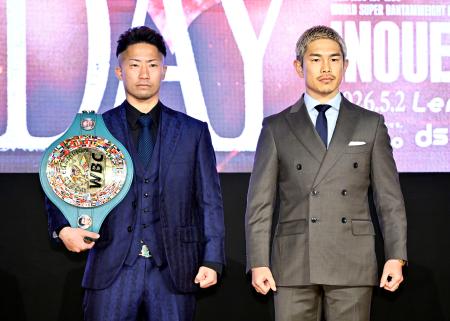 　対戦発表の記者会見で写真に納まるＷＢＣバンタム級王者の井上拓真（左）と井岡一翔＝６日、東京都内