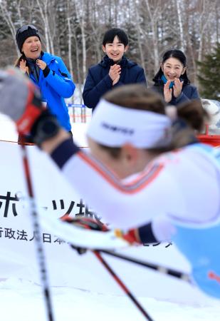 　「世界スキーオリエンテーリング選手権大会２０２６」で、滑走する選手に拍手を送られる秋篠宮妃紀子さまと悠仁さま＝６日午前、北海道留寿都村（代表撮影）