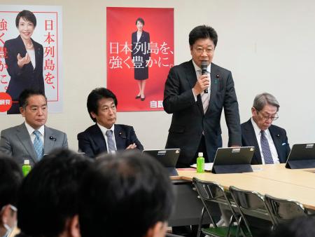 衆院選後初めての自民党政治制度改革本部の総会であいさつする加藤勝信本部長(右から2人目)=6日午後、東京・永田町の党本部