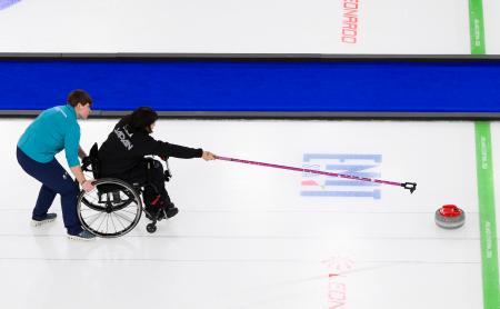 日本―米国　第３エンド、ショットを放つ小川亜希＝コルティナダンペッツォ（共同）