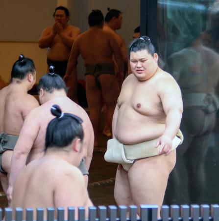 稽古で若い衆に助言する大の里＝大阪府東大阪市の二所ノ関部屋宿舎