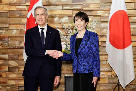 会談を前に握手するカナダのカーニー首相（左）と高市首相＝６日午後、首相官邸