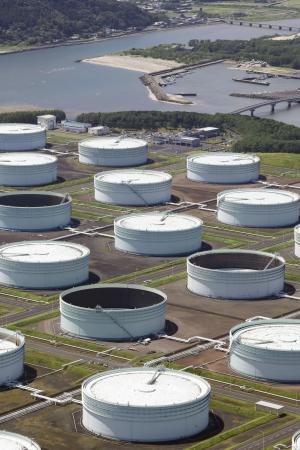 鹿児島県東串良町と肝付町にまたがる志布志国家石油備蓄基地＝２０２３年８月