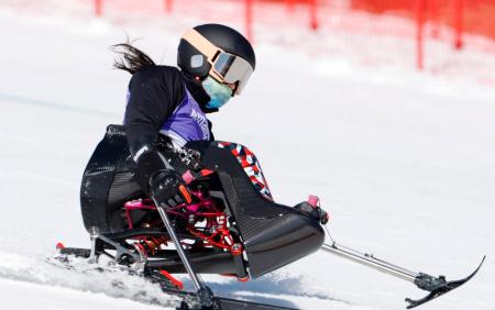 　公式練習で滑走するパラアルペンスキー女子座位の村岡桃佳＝４日、コルティナダンペッツォ（共同）