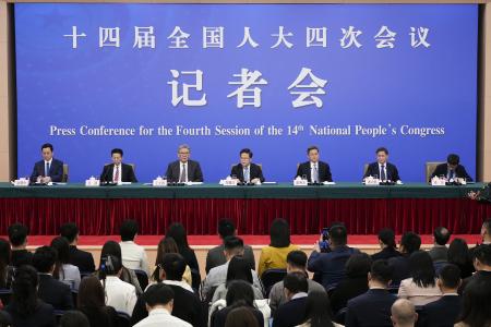 記者会見する中国政府の経済閣僚ら＝６日、北京（共同）