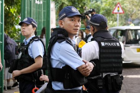 　香港市内を警戒する警察官＝２０２３年１２月