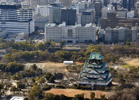 大阪城（手前）と大阪府庁（奥中央）＝２０２６年１月、大阪市中央区