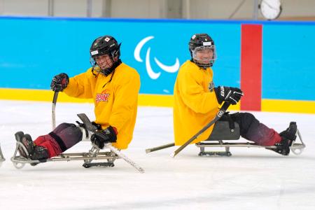 練習し、笑顔の伊藤（左）と石川＝ミラノ（共同）