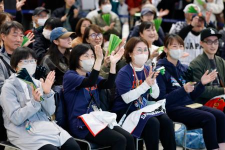 ＷＢＣ日本対台湾戦のパブリックビューイング会場で、応援する人たち＝６日午後、千葉市