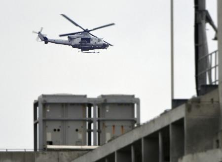 　沖縄県名護市上空を飛ぶ米軍のＵＨ１ヘリコプター＝２０１８年