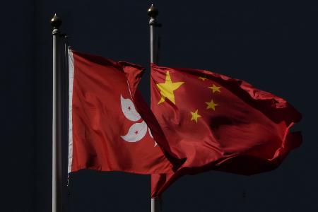 　香港の街中に掲げられた中国と香港の旗