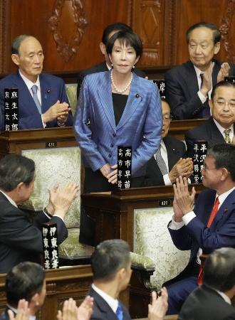 昨年１０月、衆院本会議で第１０４代首相に指名され、起立する自民党の高市早苗総裁。憲政史上初となる女性首相が誕生した。