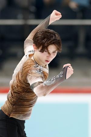 男子フリー　演技する中田璃士＝タリン（共同）