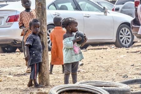 ナイジェリア・アブジャの避難民キャンプの子どもたち=昨年12月(中野智明氏撮影・共同)