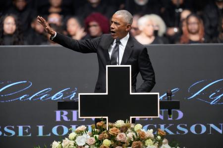 米公民権運動指導者ジェシー・ジャクソン師の葬儀で、追悼演説するオバマ元大統領＝６日、シカゴ（ＡＰ＝共同）