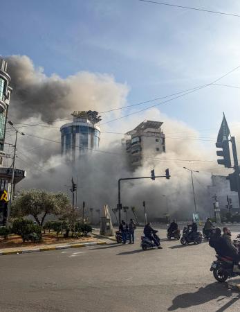 ６日、レバノンの首都ベイルート南部で、イスラエル軍の攻撃後に上がる煙（ロイター＝共同）